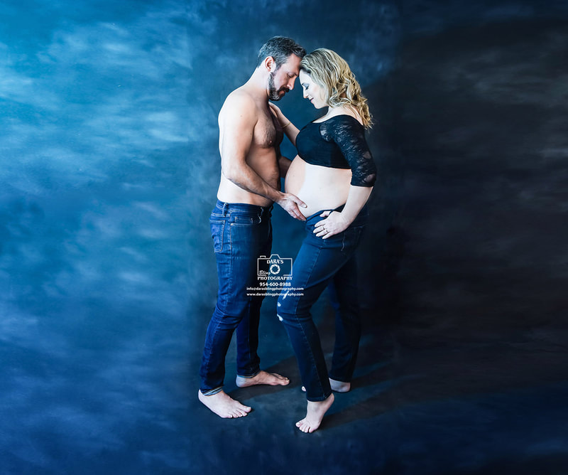 maternity photography couple in jeans